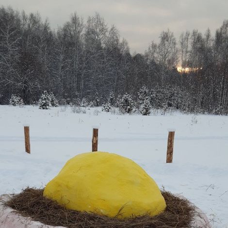 Золотое яичко, сделанное из снега участниками ТОСа &laquo;Овсянка&raquo; (п. Селенгинск).