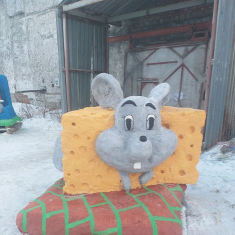 Мышь в сыре из снега Егора Шулаева из Каменска.