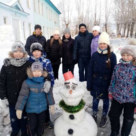Мультяшный снеговик Олаф теперь есть и в Каменске &ndash; благодаря третьеклассникам и их родителям.