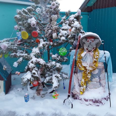 Композиция с ледяными игрушками во дворе дома Владимира Николаевича Муравьёва (с. Красный Яр).