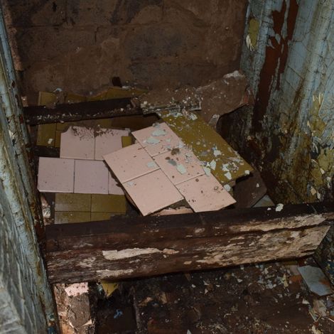 Общий туалет в общежитии п. Каменск. Унитаз находится под отвалившейся плиткой.