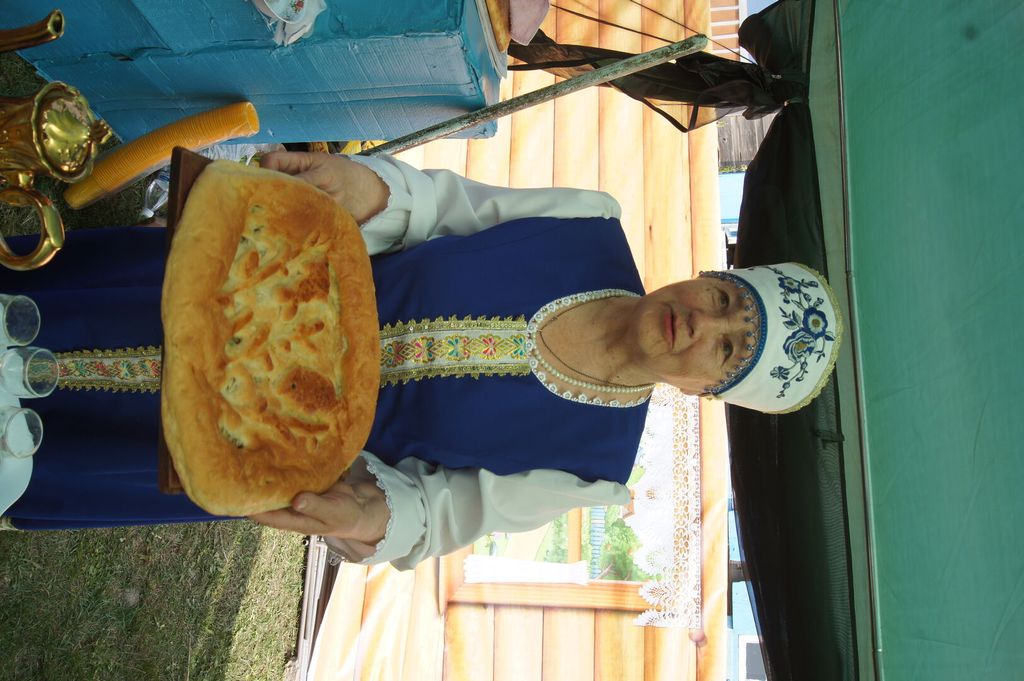 Погода бабушкин кабанский на 10. Бабушка с пирожками ярмарка. Тамада Кабанский район. Кабанский район село Кабанск.