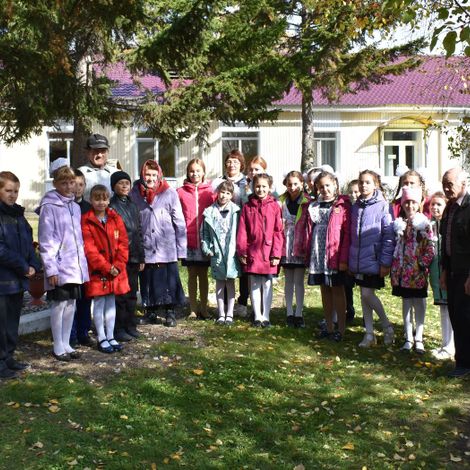 Поздравить с Днём пожилого человека постояльцев Посольского дома-интерната приехали ученики Брянской школы.