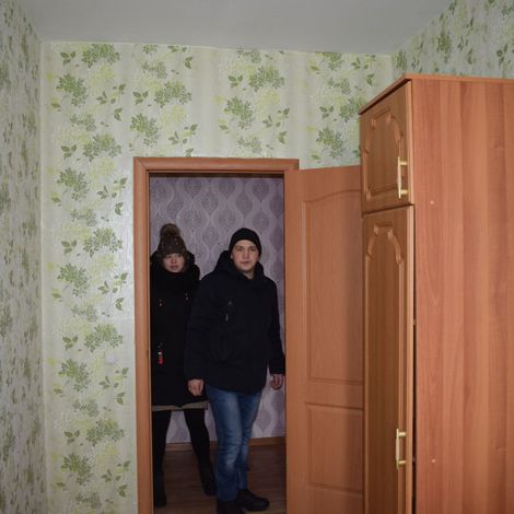 Ярослава Сокольникова с мужем Владимиром осматривают свою квартиру в Селенгинске.