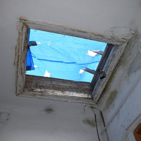 Так в Каменске укрыли крышу от дождей на время ремонта.