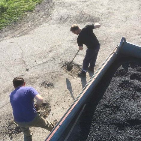 Жители Выдрино сами ремонтируют дороги в поселении.