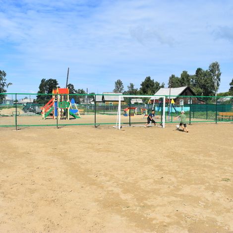 Детская площадка в Большой Речке в процессе строительства.