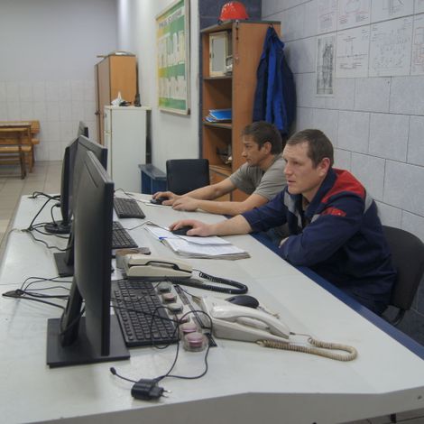 Машинисты котлов Селенгинского ЦКК Евгений Поплевин и Виталий Перелыгин теперь больше смотрят на мониторы компьютеров.