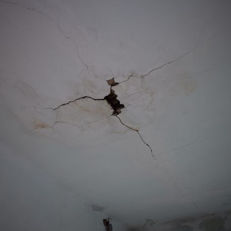 В Бурятии из-за капитального ремонта крыши в подъезде дома в п. Каменск начал рушиться потолок.