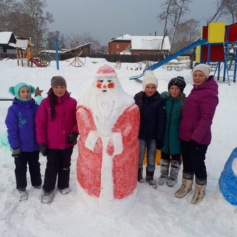 Дед Мороз, сделанный из снега учениками 4-го класса Клюевской школы.