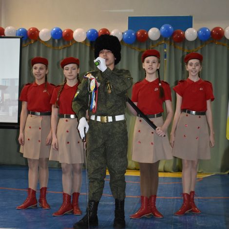 Ученик Кабанской школы Егор КОНЕВ со своей группой поддержки.