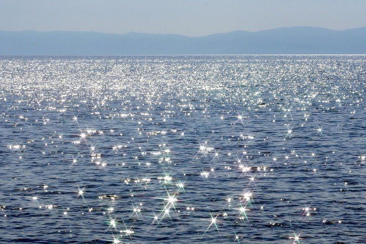 Прозрачная блестящая вода. Вода Байкал. Прозрачность Байкала. Байкал прозрачность воды. Байкал чистота воды.