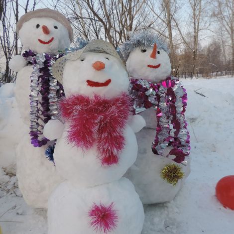 Воспитанники коррекционной школы с удовольствием трудились над созданием снеговиков. Получились они на славу.