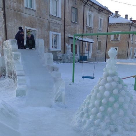 Ледовый городок на радость детям города Бабушкина создал Дмитрий Суворов и его помощники Алексей Баландин и Анатолий Козлов.